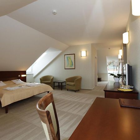 Hotel Sandor Pavillon Πιεστάνυ Εξωτερικό φωτογραφία