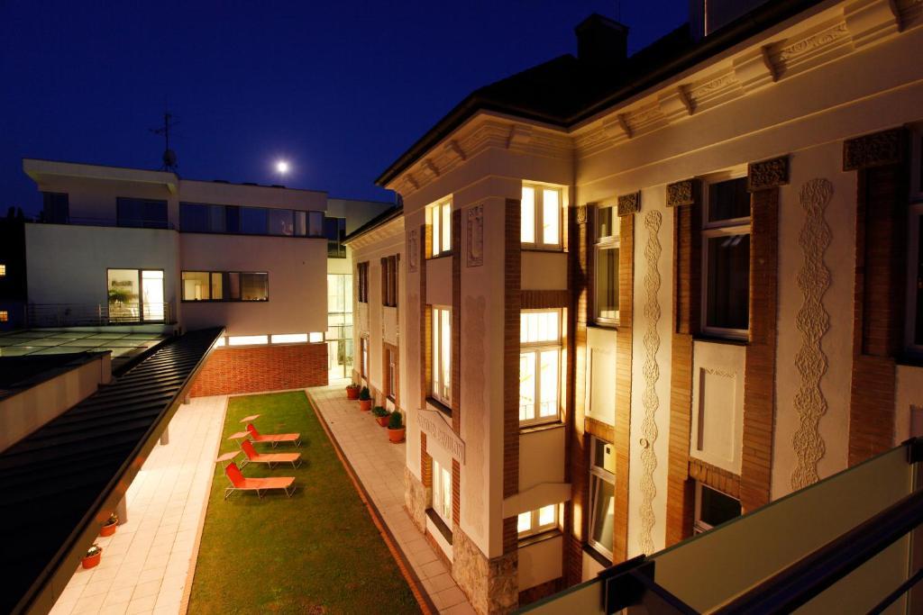 Hotel Sandor Pavillon Πιεστάνυ Εξωτερικό φωτογραφία
