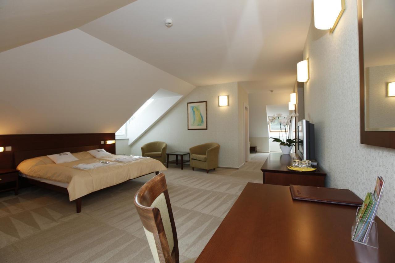 Hotel Sandor Pavillon Πιεστάνυ Εξωτερικό φωτογραφία